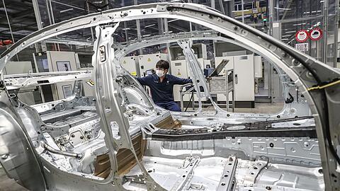 Ein Mann arbeitet im Tiexi-Werk in China von BMW Brilliance Automotive (BBA).