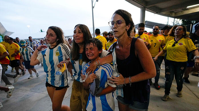 Fans versuchen, das Stadion zu betreten, nachdem das Endspiel der Copa América zwischen Argentinien und Kolumbien in Miami Gardens, Florida, verschoben wurde.