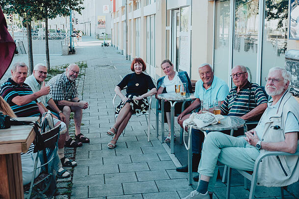 Wenn sie ein paar Minuten Luft hat, setzt sich Lenka auch mal dazu.