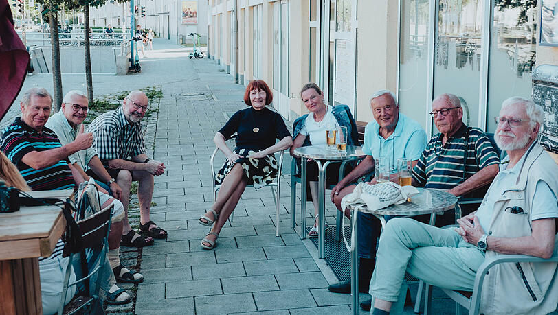 Wenn sie ein paar Minuten Luft hat, setzt sich Lenka auch mal dazu. Wenn sie ein paar Minuten Luft hat, setzt sich Lenka auch mal dazu.