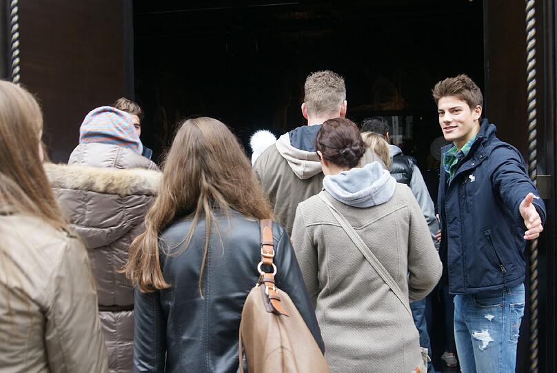Er darf ein Hemd tragen: Model Finn begrüßt Kunden bei der Eröffnung des neuen Abercrombie & Fitch-Flagstores in München in der Sendlinger Straße.