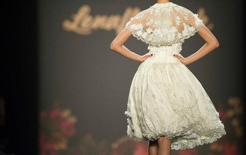 Eigenwillige Trends präsentiert das Label Lena Hoschek auf einer Modenschau im Zelt auf der Strasse des 17. Juni in Berlin zur Fashion Week.