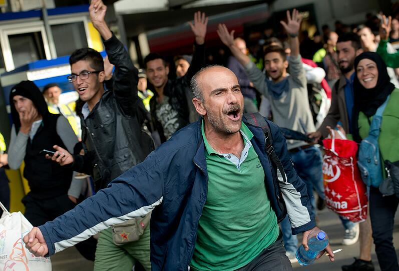 Am Samstag sind 6900 Flüchtlinge am Hauptbahnhof München angekommen. Über Nacht kamen noch einmal 2000 dazu.