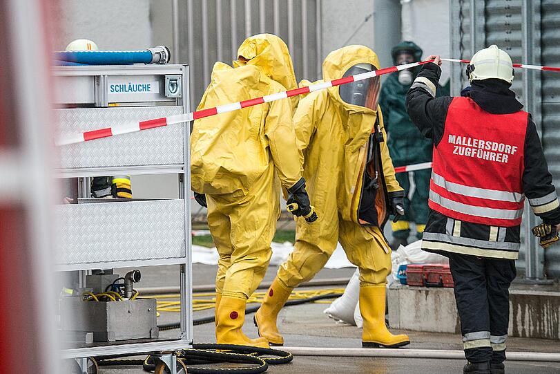 Bei Bayern-Ei in Aiterhofen ist hochätzende Ameisensäure ausgelaufen. Die Bilder vom Großeinsatz.