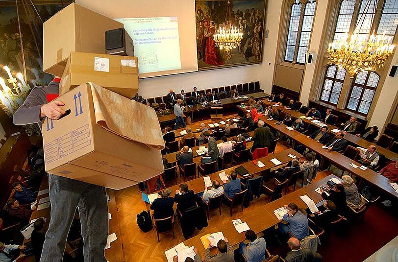 Im Großen Sitzungssaal im Rathaus beginnt am Mittwoch das Stühlerücken: Zwei Ex-CSU-Stadträte packen ihren Kram und nehmen in Reihen der Bayernpartei Platz.