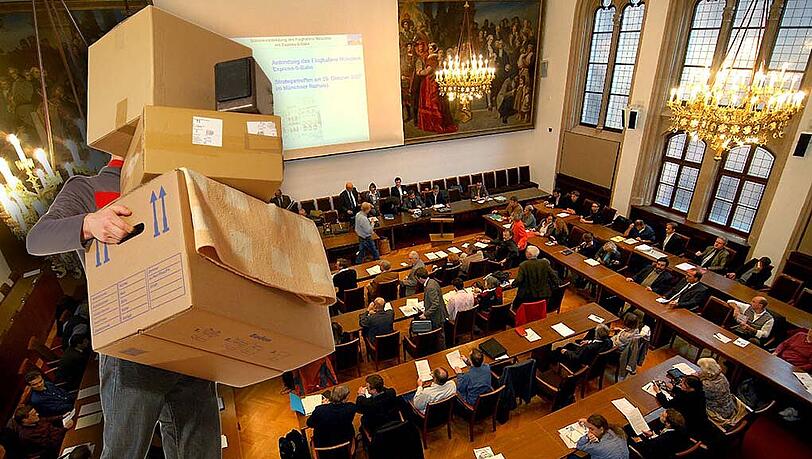 Im Großen Sitzungssaal im Rathaus beginnt am Mittwoch das Stühlerücken: Zwei Ex-CSU-Stadträte packen ihren Kram und nehmen in Reihen der Bayernpartei Platz.