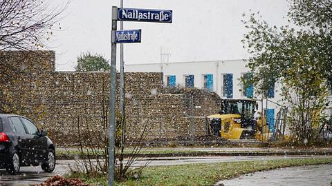 Noch stehen die Bagger, aber bald ist die Mauer fertig. Im Hintergrund ist das Wohnheim für jugendliche Flüchtlinge zu sehen.