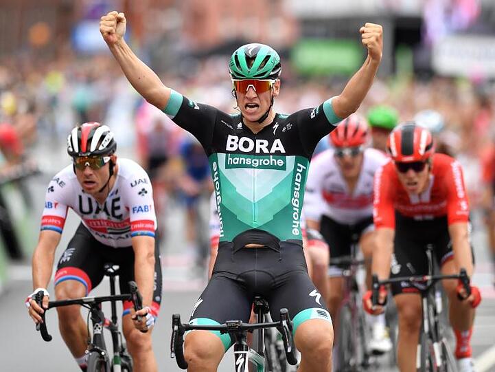 Der Deutsche Pascal Ackermann fährt bei der Deutschland Tour ins Ziel. Foto: Bernd Thissen/dpa/Archivbild
