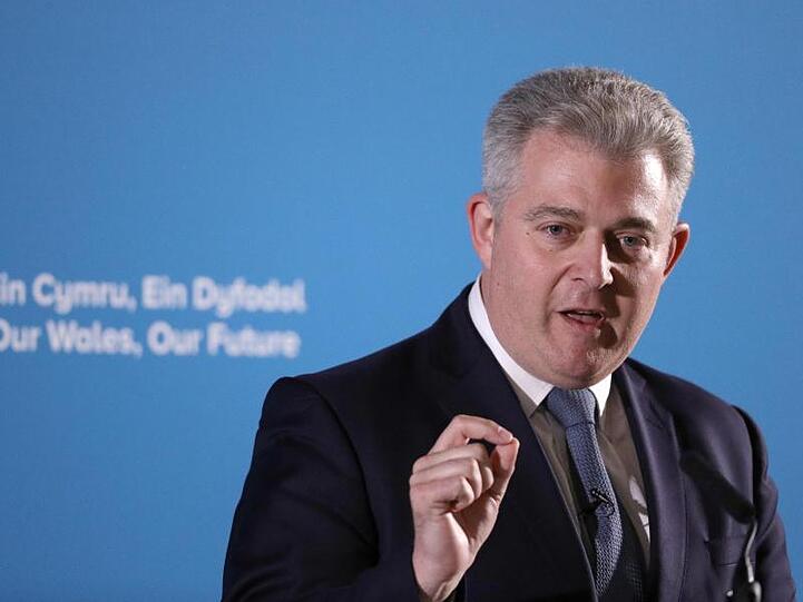 Brandon Lewis, Chairman der Konservativen Partei, spricht nach den Kommunalwahlen im walisischen Llangollen. Wahlforscher zufolge könnten die Tories mehr als 800 Sitze verlieren.