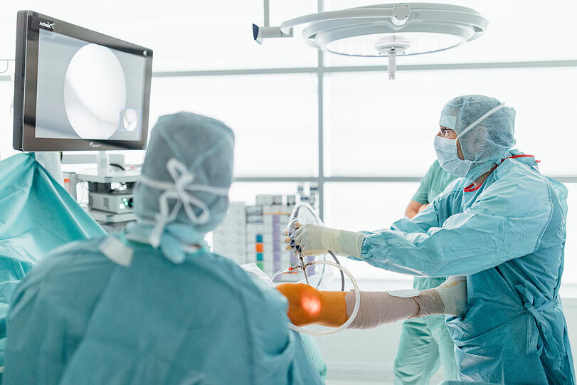 Das oberste Ziel der ATOS Kniespezialisten ist es, die Schmerzen zu lindern und die normale Beweglichkeit zurückzubringen. Weist das Knie Schädigungen oder Erkrankungen auf? Dann ist es möglich, dass dieses Ziel nicht länger durch konservative Methoden zu erreichen ist.