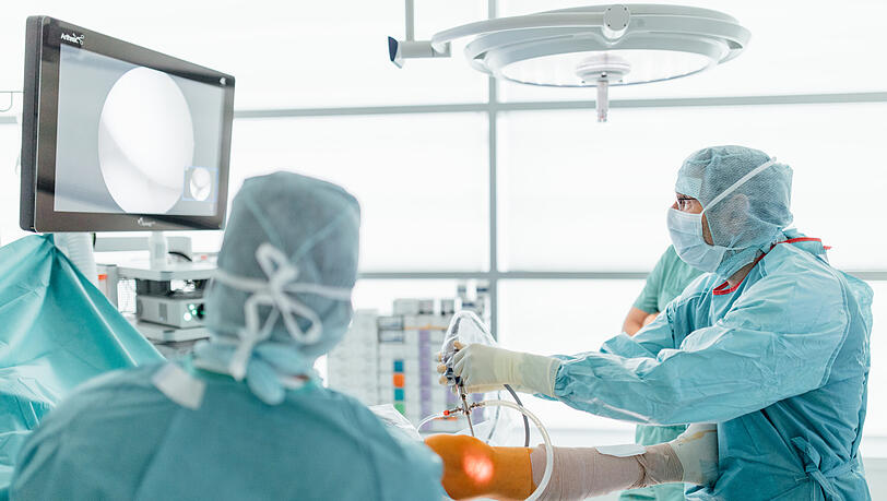 Das oberste Ziel der ATOS Kniespezialisten ist es, die Schmerzen zu lindern und die normale Beweglichkeit zurückzubringen. Weist das Knie Schädigungen oder Erkrankungen auf? Dann ist es möglich, dass dieses Ziel nicht länger durch konservative Methoden zu erreichen ist.