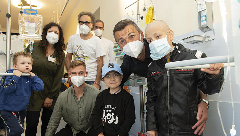 Joshua Kimmich und Michael Köllner statteten schwerkranken Kindern am Montag einen Besuch ab.