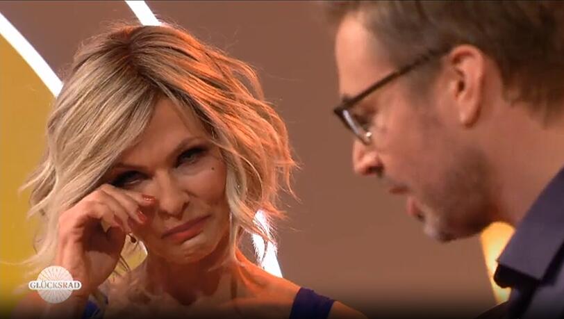 Moderatorin und Glücksfee Sonya Kraus ist sichtlich gerührt