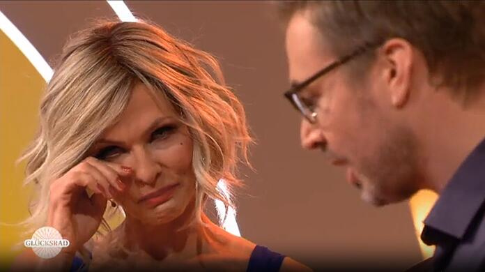 Moderatorin und Glücksfee Sonya Kraus ist sichtlich gerührt