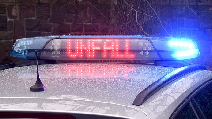 Ein Lastwagenfahrer ist bei einem Unfall auf der A99 schwer verletzt worden. (Symbolbild)