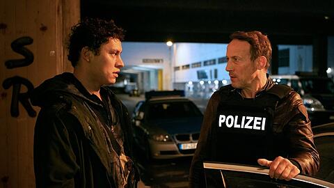 "Tatort: Was bleibt": Was will Denis (Malik Blumenthal, l.) von Falke (Wotan Wilke Möhring)?
