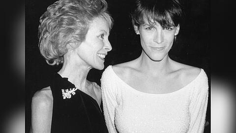 Janet Leigh (l.) und Jamie Lee Curtis Mitte der 1980er-Jahre.