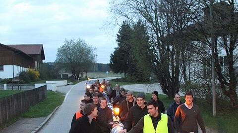 Diebe bei der Arbeit: Die Unterbrunner Burschen mit ihrem 61. Maibaum.