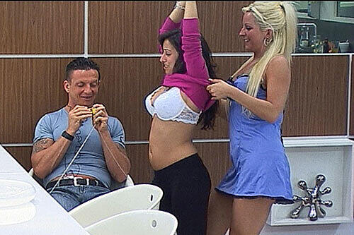 Offenbar von Lillys heißem Strip angesteckt fangen auch die anderen Mädels im BB-Haus an, sich auszuziehen. Zur großen Freude von "Porno-Klaus".