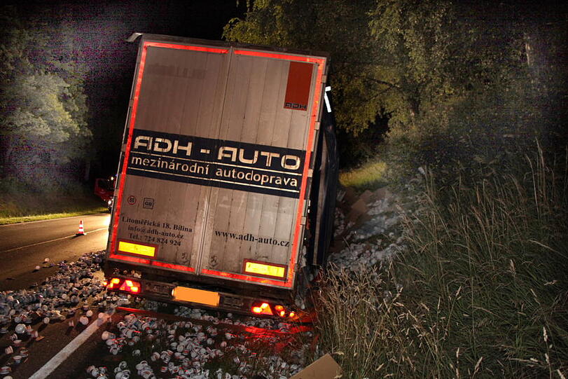 Vorsicht Joghurtbecher! Etwa vier Stunden war die B12 Richtung München gesperrt, weil ein Lkw nach einem Unfall seine Ladung verloren hat.