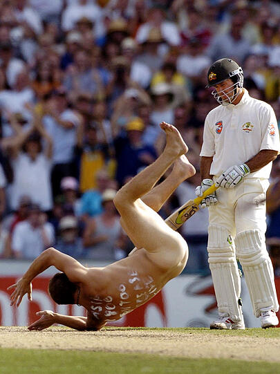 Die nackten Irren gibt's sogar beim Cricket!