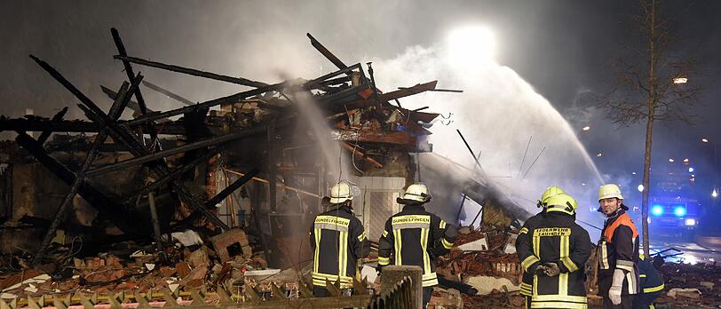 Bei der Explosion eines Wohnhauses in Gundelfingen an der Donau kam eine Frau ums Leben