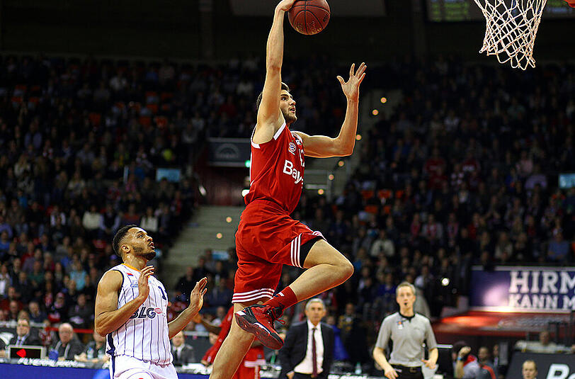 Gleich kracht&rsquo;s: Maxi Kleber steigt zum Korb hoch und versenkt den Ball bei seinem Debüt per Dunking.