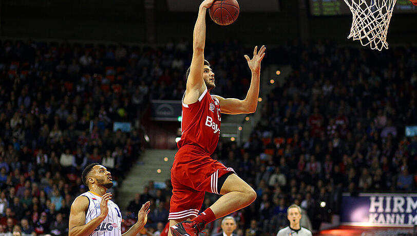 Gleich kracht’s: Maxi Kleber steigt zum Korb hoch und versenkt den Ball bei seinem Debüt per Dunking. Gleich kracht’s: Maxi Kleber steigt zum Korb hoch und versenkt den Ball bei seinem Debüt per Dunking.