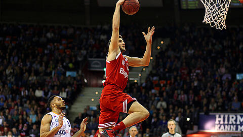 Gleich kracht&rsquo;s: Maxi Kleber steigt zum Korb hoch und versenkt den Ball bei seinem Debüt per Dunking.