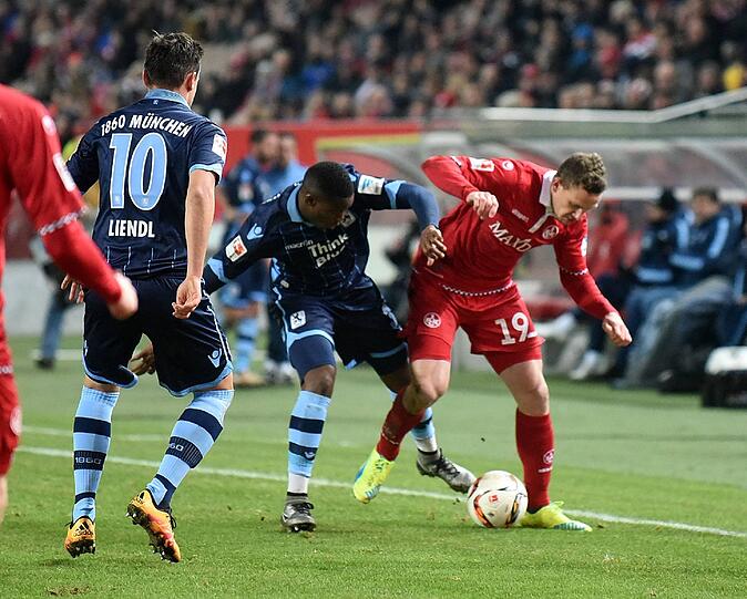 MICHAEL LIENDL: NOTE 3. Erneut auf ungewohnter Position im rechten Mittelfeld. Viel mit Defensivaufgaben beschäftigt. Nächster Assist per Standard.