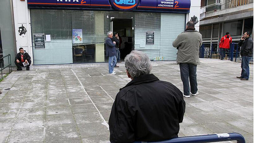 Arbeitslose warten vor einem Arbeitsamt in Athen. Foto: Orestis Panagiotou/Illustration