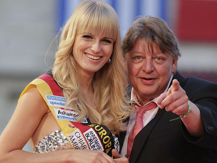 Walter Freiwald (hier mit der damals amtierenden "Miss Germany" Anne Kathrin Kosch) ist bereits für den Dschungel