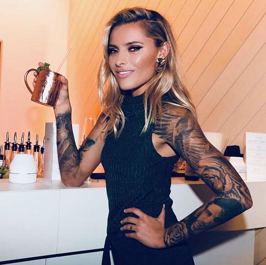 Sophia Thomalla postet diesen Schnappschuss und schreibt: "Hello Germany, ich trinke auf eure Niederlage."