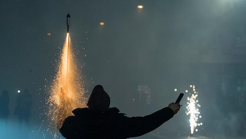 Dutzende Einsätze hielten die Polizei in ganz Bayern in der Silvesternacht auf Trab. (Symbolbild) Dutzende Einsätze hielten die Polizei in ganz Bayern in der Silvesternacht auf Trab. (Symbolbild)