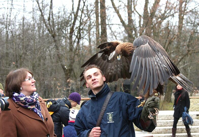 Bürgermeisterin Christine Strobl und Steinadler Adonis.