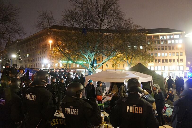 Das Lager der Flüchtlinge am Sendlinger Tor Platz wird von Einsatzkräften geräumt - die Bilder!
