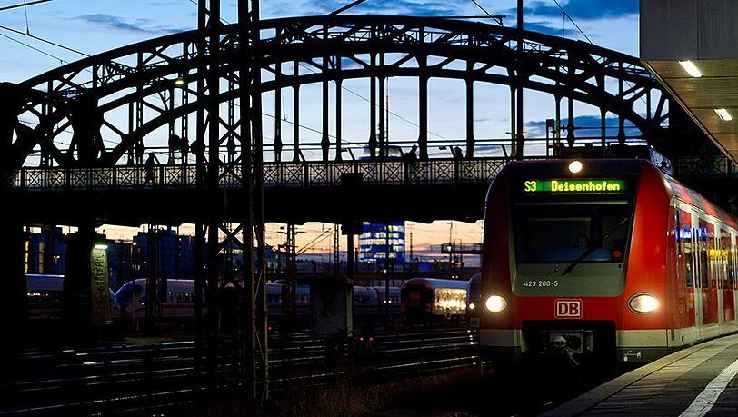 Während der Wiesn kommt es an der Hackerbrücke immer wieder zu Gewalttaten, bei denen die Polizei eingreifen muss. (Archivbild) Während der Wiesn kommt es an der Hackerbrücke immer wieder zu Gewalttaten, bei denen die Polizei eingreifen muss. (Archivbild)