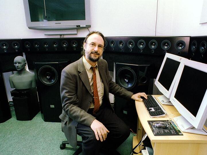 Karlheinz Brandenburg, Leiter der Fraunhofer Arbeitsgruppe für Elektronische Medientechnologie (AEMT) Ilmenau, sitzt im Klanglabor des AEMT-Instituts.