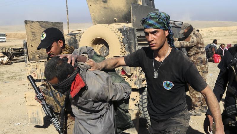Soldaten einer irakischen Spezialeinheit haben in Mossul einen IS-Kämpfer gefasst. Soldaten einer irakischen Spezialeinheit haben in Mossul einen IS-Kämpfer gefasst.