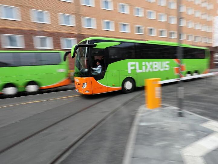 Busse von FlixBus fahren in Frankfurt.
