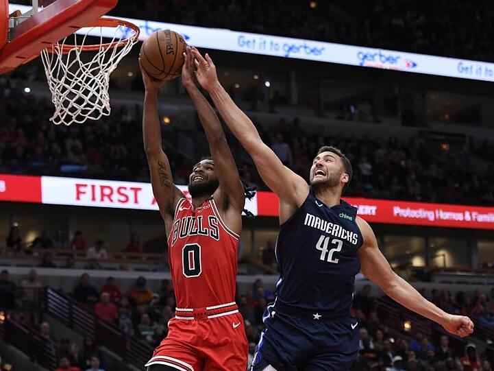 Coby White (l) von den Chicago Bulls setzt sich gegen Maximilian Kleber von den Dallas Mavericks durch.