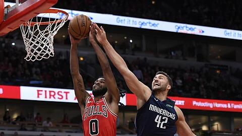 Coby White (l) von den Chicago Bulls setzt sich gegen Maximilian Kleber von den Dallas Mavericks durch.