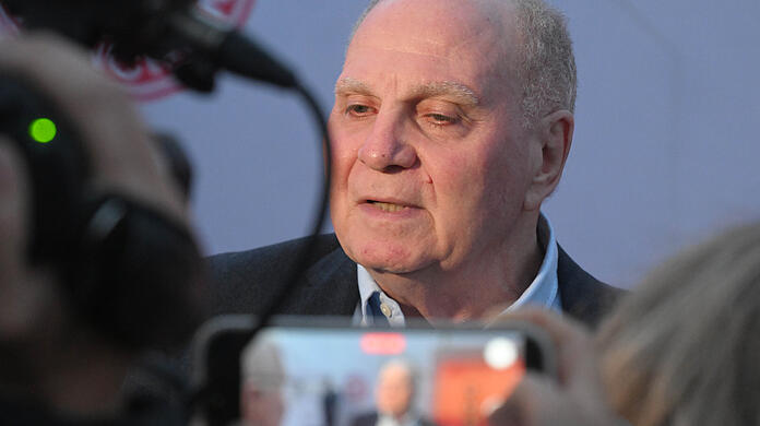 Uli Hoeneß äußert sich kritisch zu den Medien und lobt Vincent Kompanys Umgang mit der Presse.