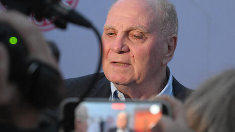 Uli Hoeneß äußert sich kritisch zu den Medien und lobt Vincent Kompanys Umgang mit der Presse.
