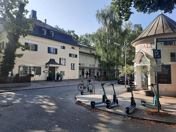 Ein Eck vom „ Sollner Hirsch“ (l.) – erbaut 1901, mit folgender Kino-Ladenzeile von 1995, wo früher eine Tanzhalle war. Ein Eck vom „ Sollner Hirsch“ (l.) – erbaut 1901, mit folgender Kino-Ladenzeile von 1995, wo früher eine Tanzhalle war.