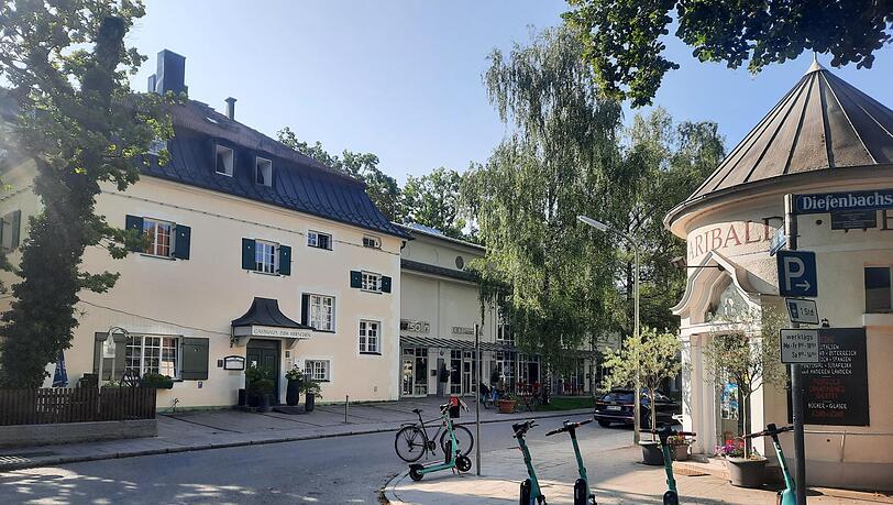 Ein Eck vom „ Sollner Hirsch“ (l.) – erbaut 1901, mit folgender Kino-Ladenzeile von 1995, wo früher eine Tanzhalle war.