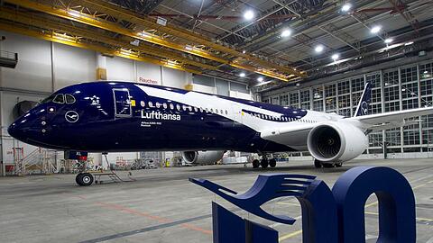 Frischer Lack f&uuml;r einen Lufthansa-Airbus: Die Fluggesellschaft feiert das Jubil&auml;um ihres hundertj&auml;hrigen Bestehens.