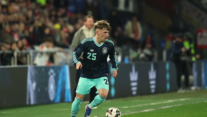 L&auml;nderspiel Schweiz - Deutschland, St. Jakob-Park, Lennart Karl (Deutschland) am Ball.