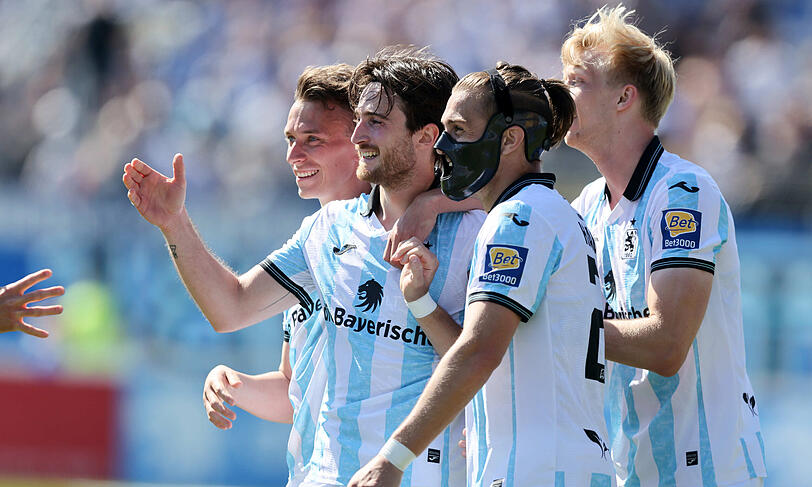 Tim Danhof jubelt &uuml;ber sein Tor zum 1:0.