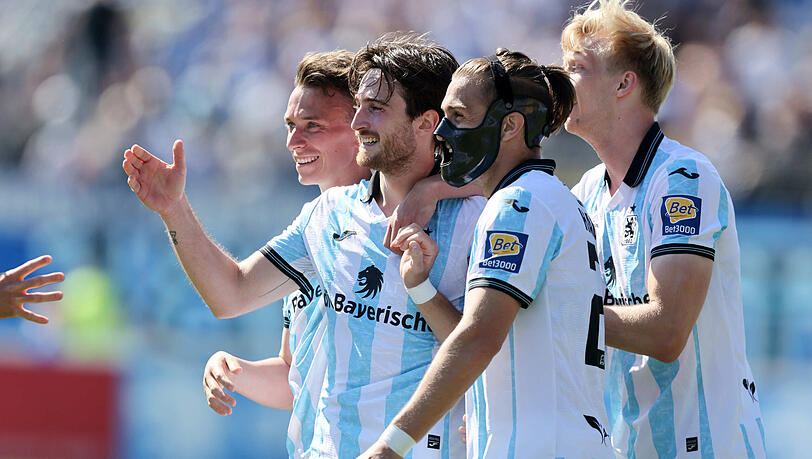 Tim Danhof jubelt &uuml;ber sein Tor zum 1:0.